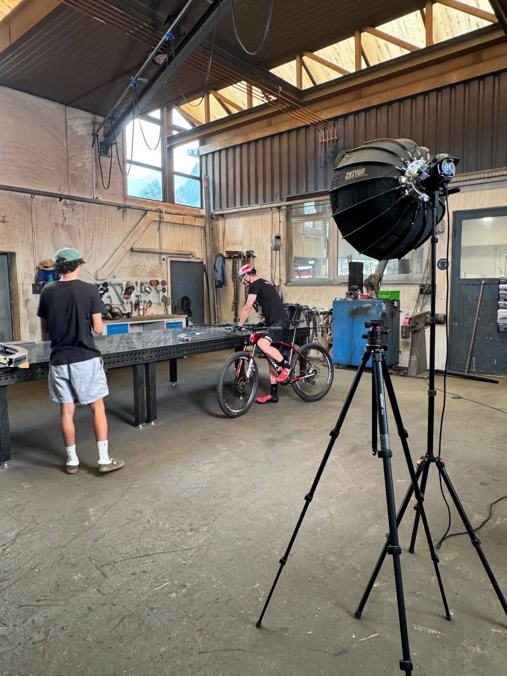 Toni beim Dreh in einer Werkstatt mit Kamera und Softbox