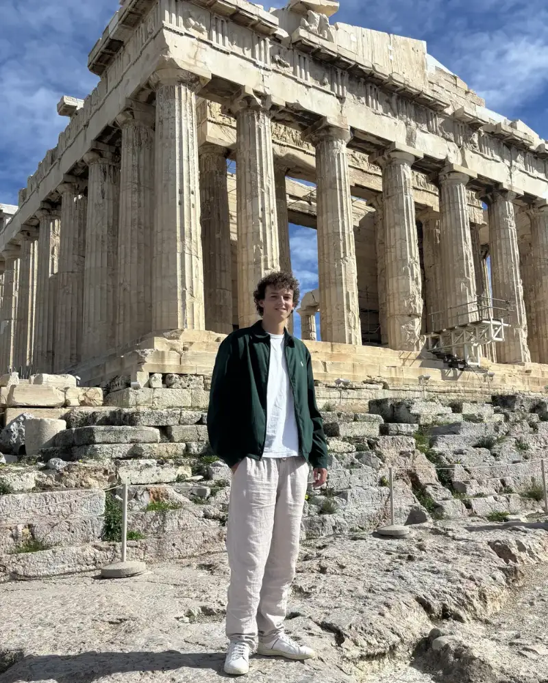 Toni vor dem Parthenon in Athen